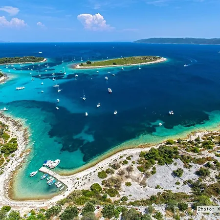 Βίλα Charming With Sea View And Swimming Pool Τρογκίρ