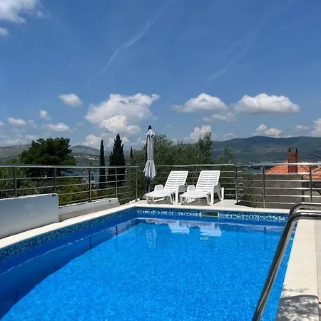 Charming With Sea View And Swimming Pool Τρογκίρ